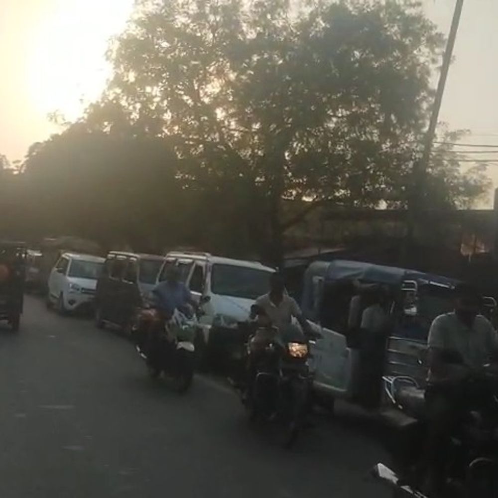 सीतापुर में ट्रांसफार्मर ट्रॉली में लगी आग, VIDEO:कई मोहल्लों की बिजली कटी, दमकल कर्मियों ने बुझाई आग