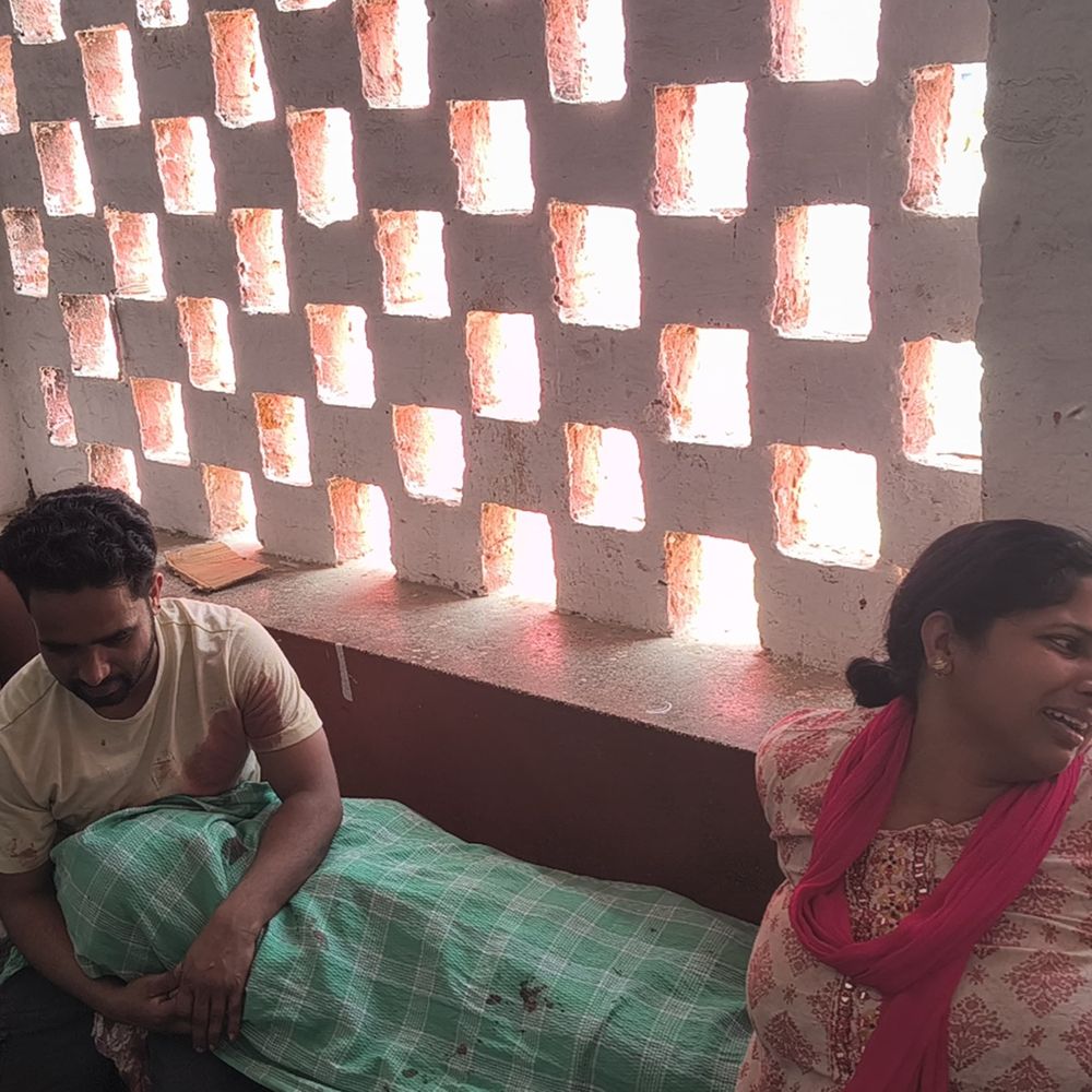 भाई को तिलक चढ़ाने आ रही बहन की मौत:बलिया में बाइक से गिरकर ट्रैक्टर के नीचे आई युवती, दो दिन बाद तय था कार्यक्रम