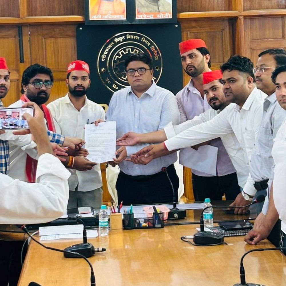 सपा यूथ विंग ने PVVNL MD को सौंपा ज्ञापन:मेरठ में बिजली समस्याओं के समाधान की मांग की