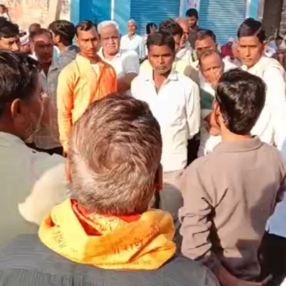 औरैया में महिला की संदिग्ध हालत में मौत:घर के कमरे में फंदे से लटका मिला शव, पुलिस जांच में जुटी