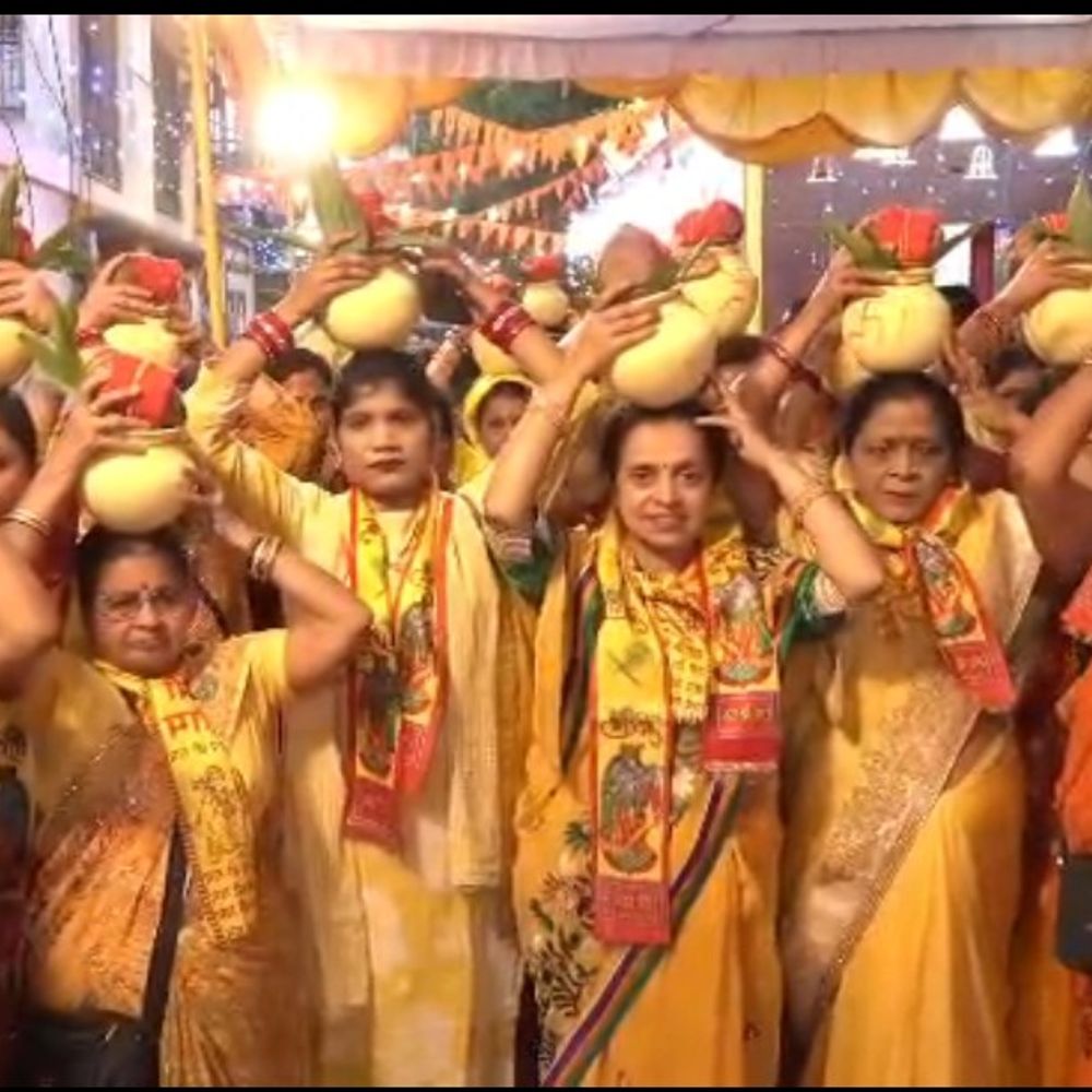 कानपुर में सूटरगंज के मंदिरों में प्राण प्रतिष्ठा महोत्सव शुरू:माता फूलमती और ब्रह्मेश्वर महादेव मंदिर में कलश यात्रा निकली, उमड़ा जनसैलाब