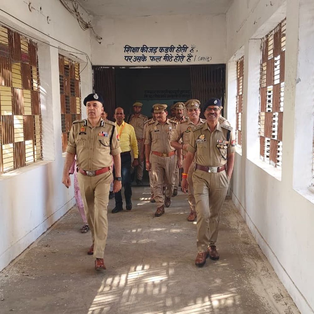 एडीजी प्रयागराज जोन ने परीक्षा केंद्रों का निरीक्षण किया:यूपी होमगार्ड्स एनरोलमेंट-2025 की लिखित परीक्षा का लिया जायजा