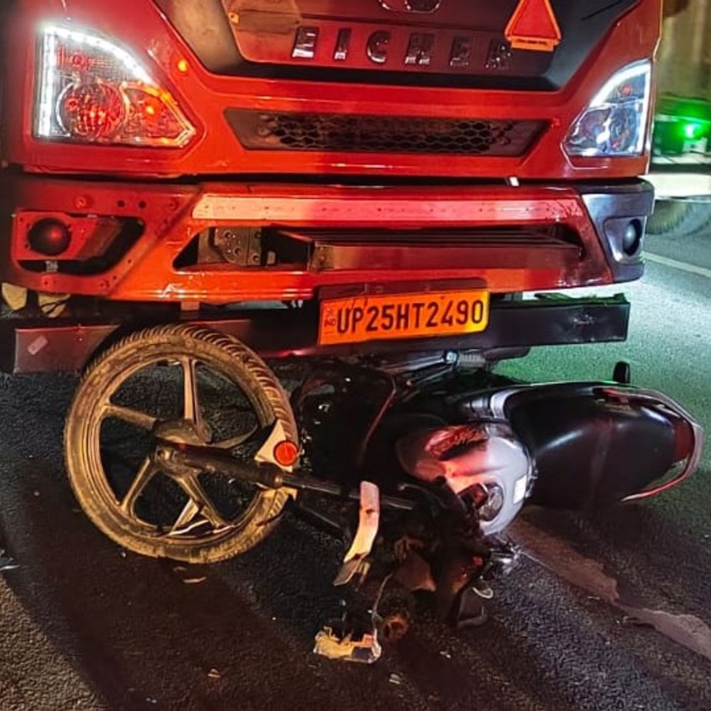 इटावा में भीषण सड़क हादसा, पूर्व प्रधान की मौत:हादसे में चाचा गंभीर; डीसीएम ने बाइक में मारी टक्कर