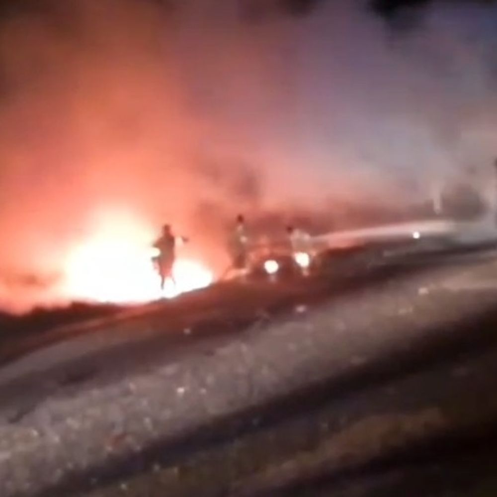 बहराइच में डीसीएम और ट्रेलर की टक्कर:दो चालकों की जिंदा जलकर मौत, बचाने के प्रयास में हुई आमने-सामने की टक्कर