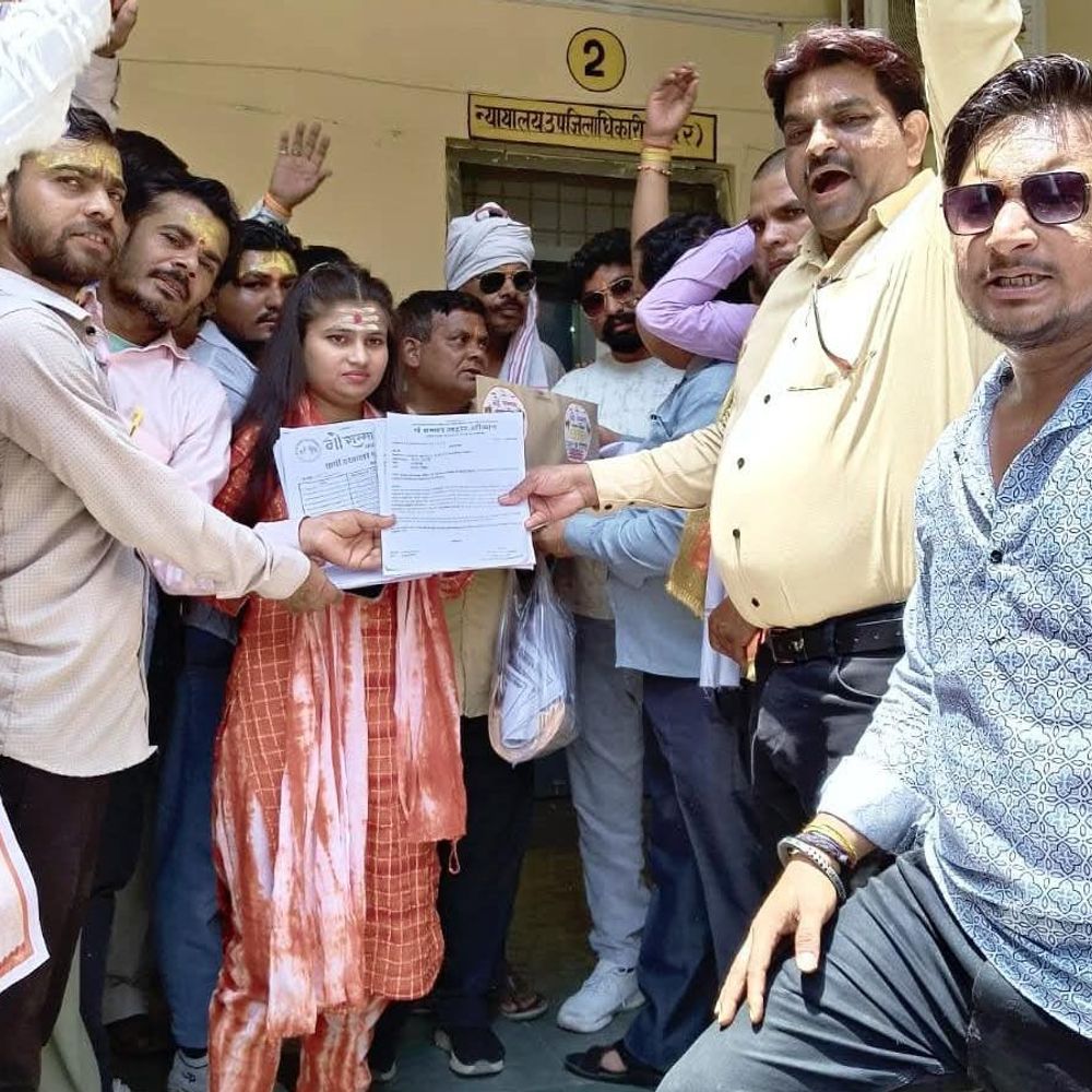 हरदोई में गौमाता को राष्ट्रमाता घोषित करने की मांग:गौ सम्मान आह्वान अभियान के तहत तहसीलदार को सौंपा ज्ञापन