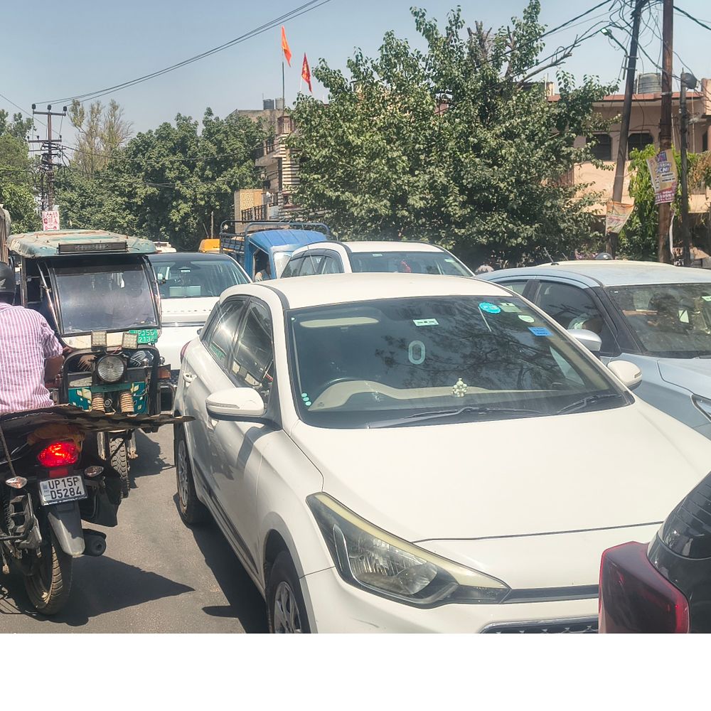 मेरठ में भीषण गर्मी के बीच लंबा जाम:कचेरी पुल से इव्ज चौराहे तक लोग बेहाल