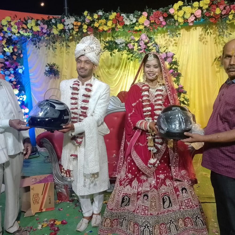 ललितपुर में दूल्हा-दुल्हन ने 100 बारातियों को बांटे हेलमेट:सड़क सुरक्षा का दिया संदेश, कहा- बेटियां आगे बढ़ें-पढ़ें, उनका सुहाग भी सुरक्षित रहे
