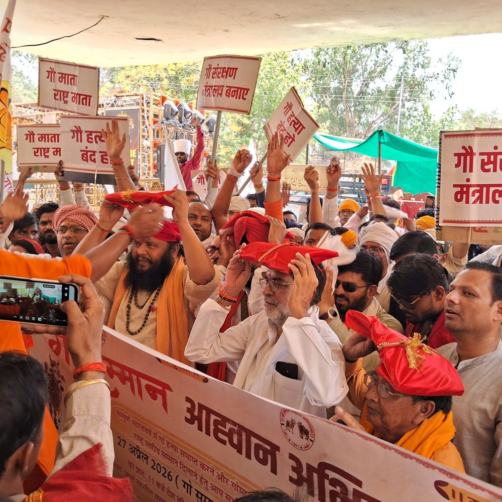 गौ सम्मान आह्वान के तहत साधु-संतों ने निकाली रैली:गौ वधशाला लाइसेंस रद्द करने; गौ हत्या पर प्रतिबंध की मांग पर दिया ज्ञापन