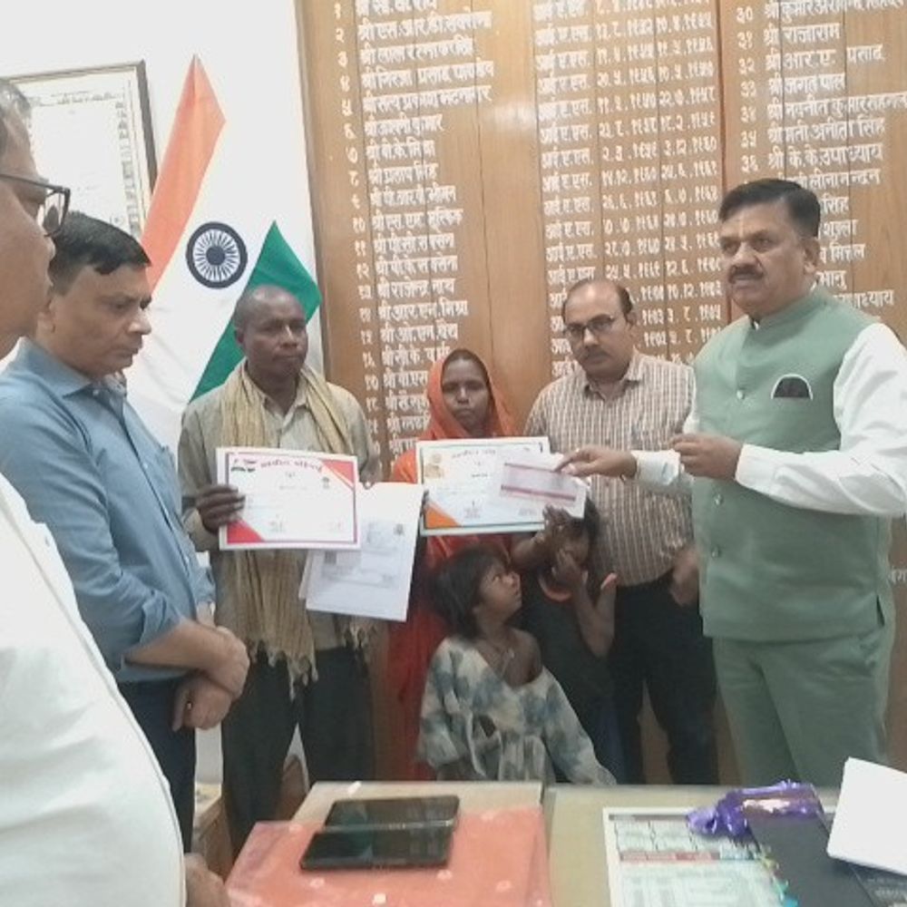 थ्रेशर दुर्घटना पीड़ित परिवार को 5 लाख की सहायता:जौनपुर में एक सप्ताह में आवास, पेंशन सहित कई योजनाओं का लाभ