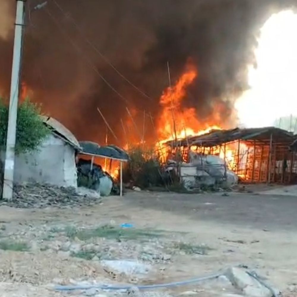 हापुड़ में 20 से अधिक झुग्गियां जलकर राख:पास की फैक्ट्री में भी लगी आग, दमकलकर्मी बुझाने में जुटे