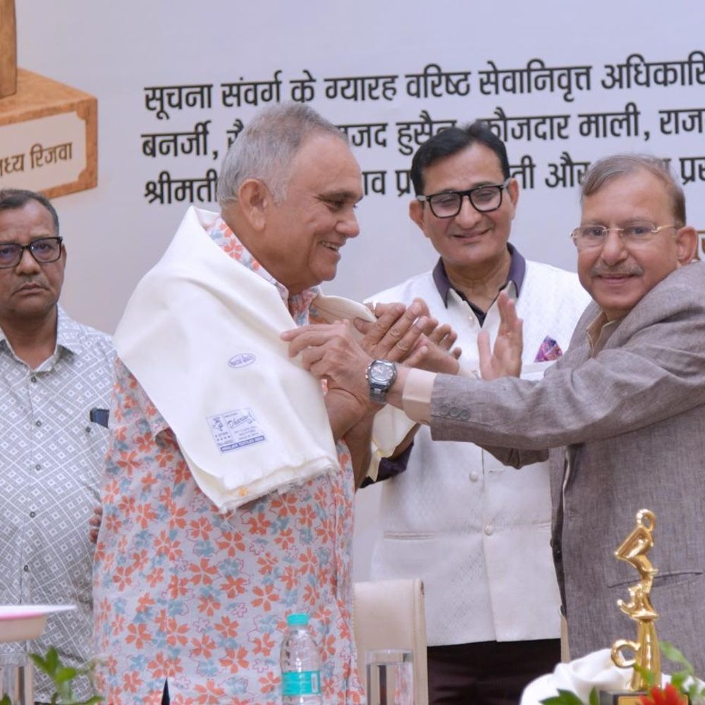 लखनऊ में 'रिटायर्ड इन्फॉर्मेशन जर्नलिस्ट वेलफेयर एसोसिएशन' का सम्मान:एसोसिएशन की पत्रिका 'रिजवा' का विमोचन