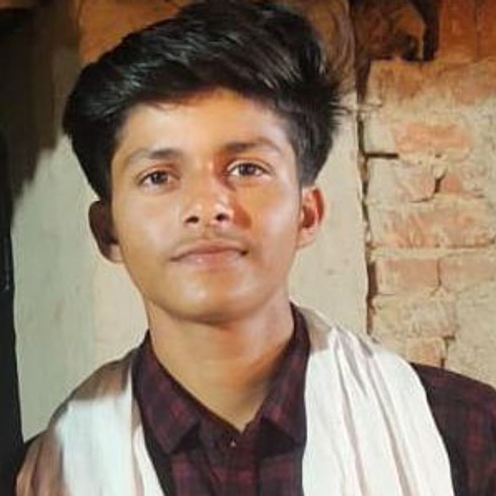 मऊ में खेत में मिला 12वीं के छात्र का शव:शरीर पर चोट के निशान, हत्या कर शव फेंके जाने का आशंका