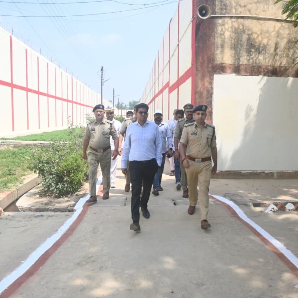 डीएम-एसपी ने जिला कारागार का किया औचक निरीक्षण:सुरक्षा व्यवस्था पर दिया जोर, बंदियों के स्वास्थ्य परीक्षण के निर्देश