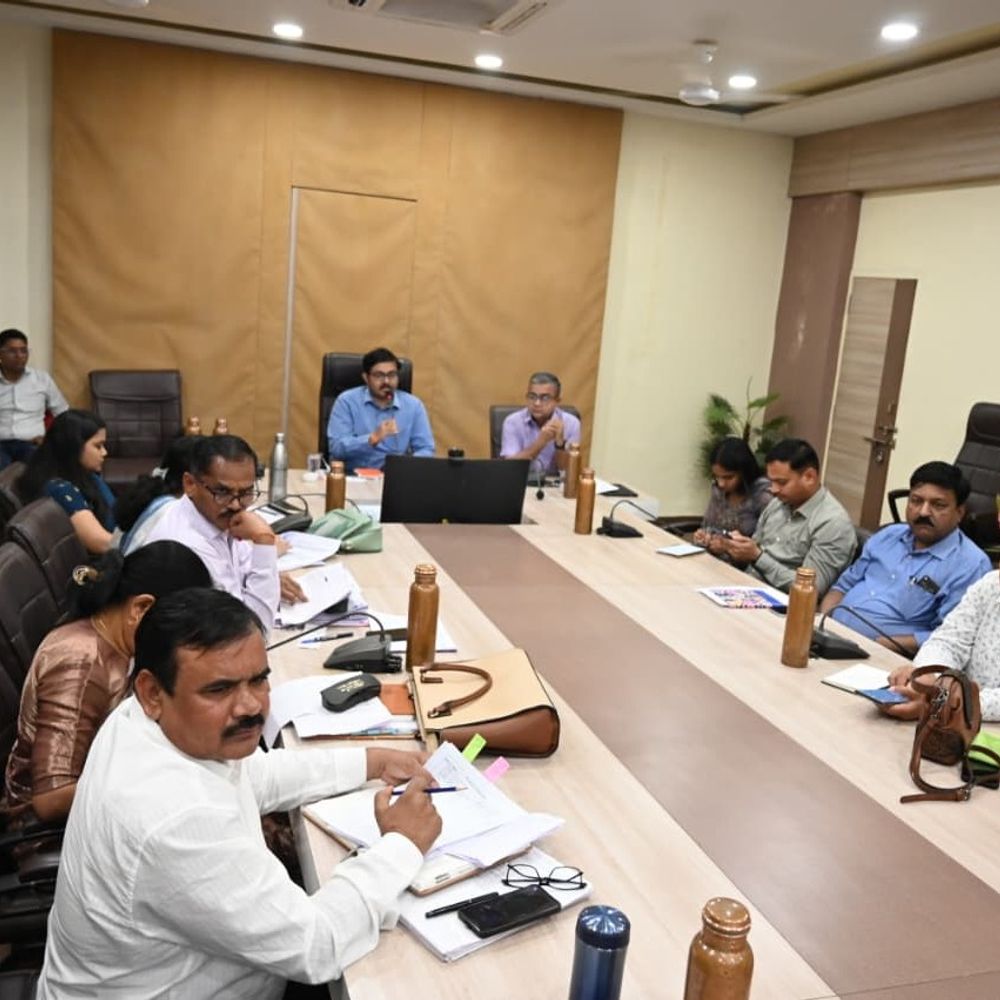 धार प्रभारी कलेक्टर ने अधिकारियों को दी चेतावनी:लंबित प्रकरणों पर पेनल्टी और जल गंगा अभियान में तेजी लाने के निर्देश