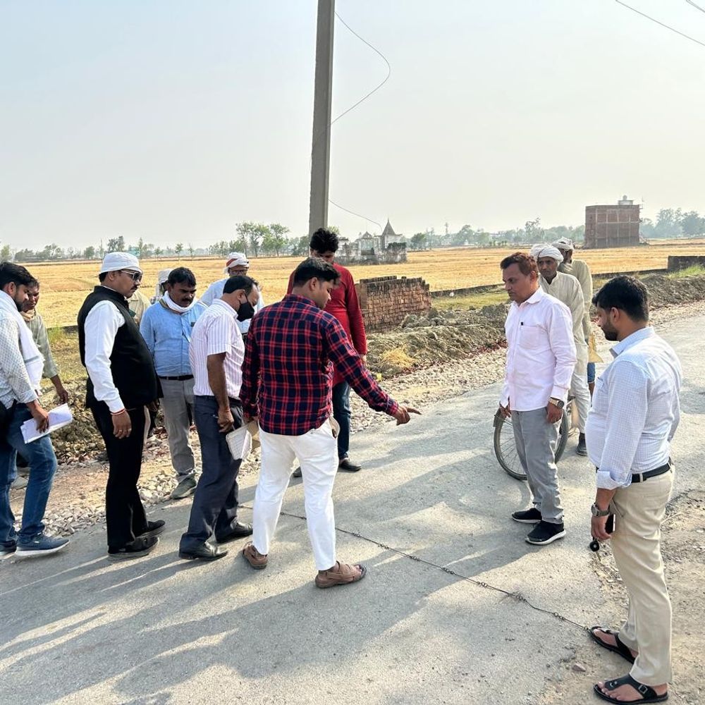 खेतों के कटान से पीड़ित महिला ने खून से लिखी:देवरिया डीएम हुई अलर्ट, निजी भूमि से मिट्टी कटान पर ठेकेदार को भराई का आदेश