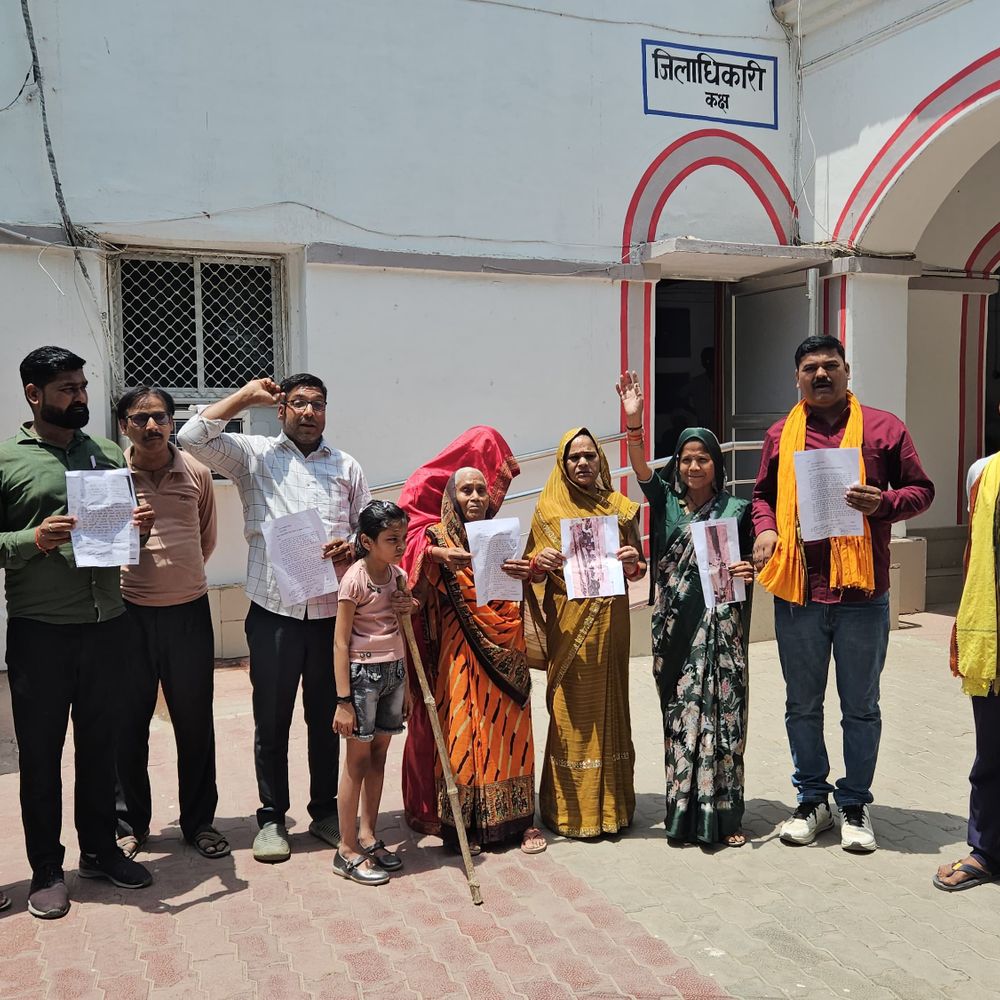 रायबरेली में ग्रामीणों ने कलेक्ट्रेट पर प्रदर्शन किया:सड़क निर्माण में भ्रष्टाचार का लगाया आरोप, कार्रवाई की मांग की