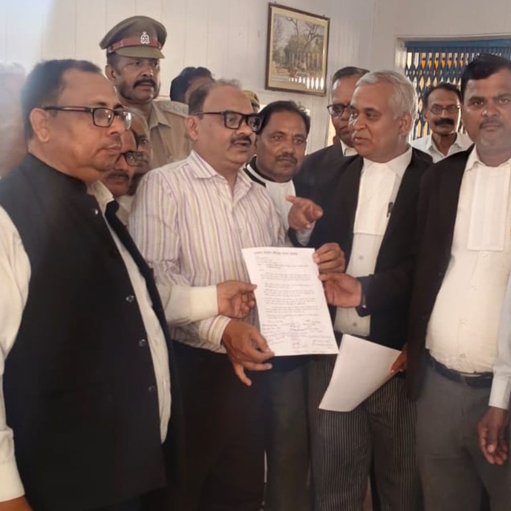 अधिवक्ताओं ने माहपुर में सब रजिस्ट्रार कार्यालय का विरोध किया:कलेक्ट्रेट परिसर में कार्यालय बनाने की मांग को लेकर ज्ञापन सौंपा