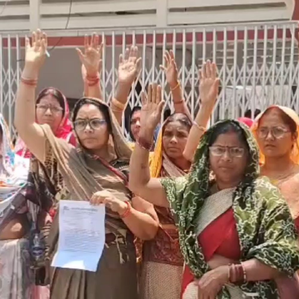 आशा वर्कर्स ने कलेक्ट्रेट पर किया प्रदर्शन:लंबित भुगतान और उत्पीड़न के आरोप में जिलाधिकारी को ज्ञापन सौंपा