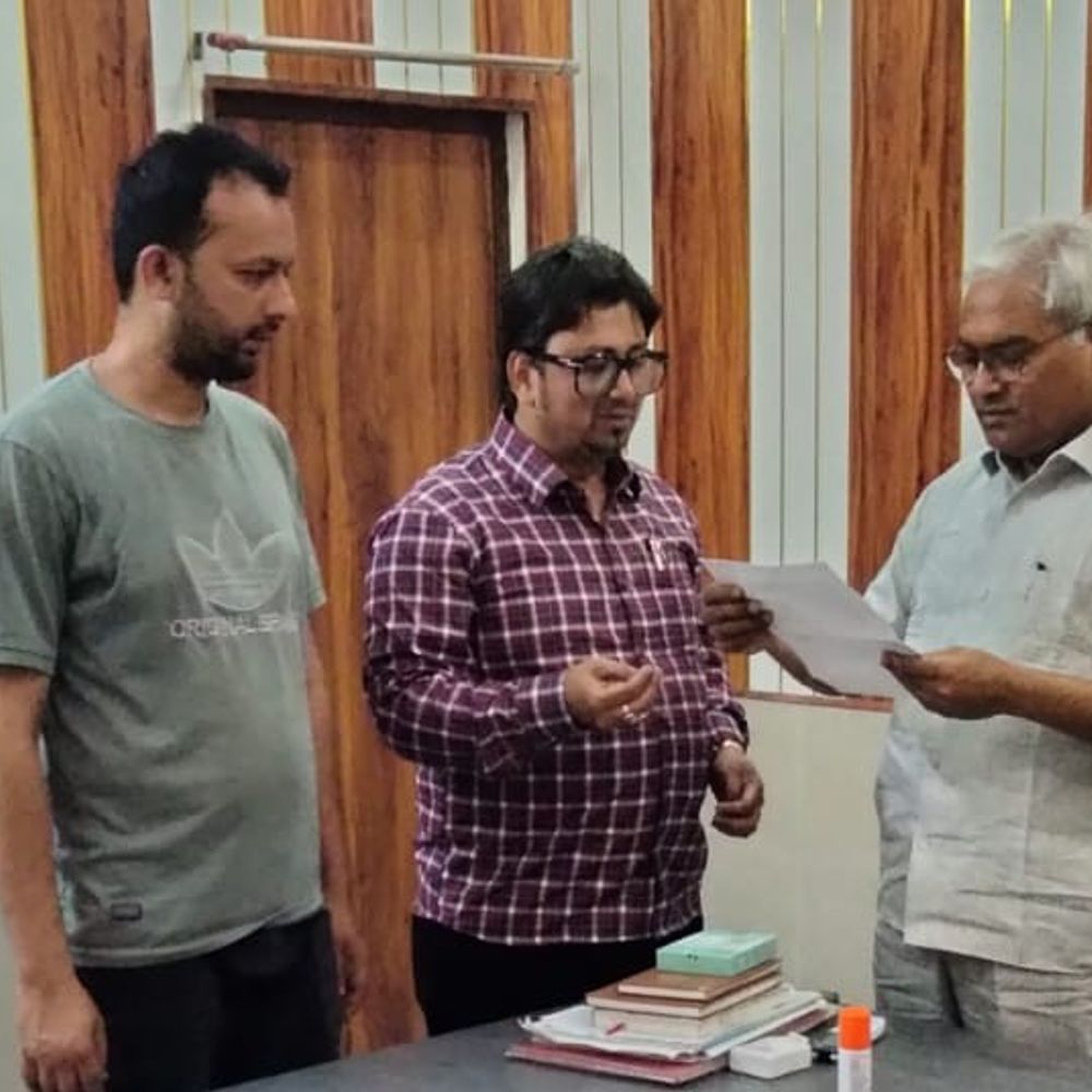 पंचायत चुनाव में देरी पर आजाद अधिकार सेना का प्रदर्शन:संभल में एक माह के भीतर चुनाव कराने की मांग, राज्य निर्वाचन आयोग को संबोधित ज्ञापन सौंपा