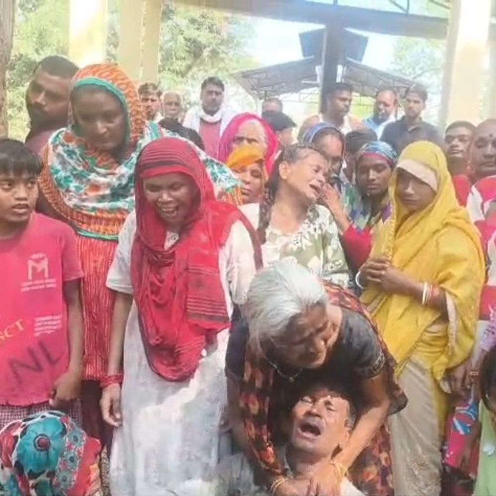 शमसान में पेड़ से लटका मिला युवक का शव:सीतापुर में पुलिस आत्महत्या के एंगल से कर रही जांच,शराब का आदी था मृतक