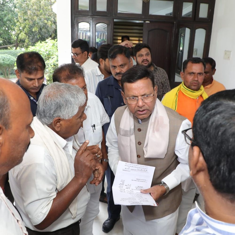 केंद्रीय मंत्री पंकज चौधरी ने सुनीं समस्याएं:महराजगंज में त्वरित समाधान का दिया आश्वासन, अधिकारियों को दिए दिशा-निर्देश