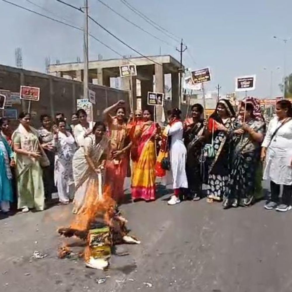 महिला आयोग अध्यक्ष ने निकाली महिला जनाक्रोश पदयात्रा:कासगंज में राहुल-अखिलेश के खिलाफ नारेबाजी, फूंका गया इंडी गठबंधन का पुतला