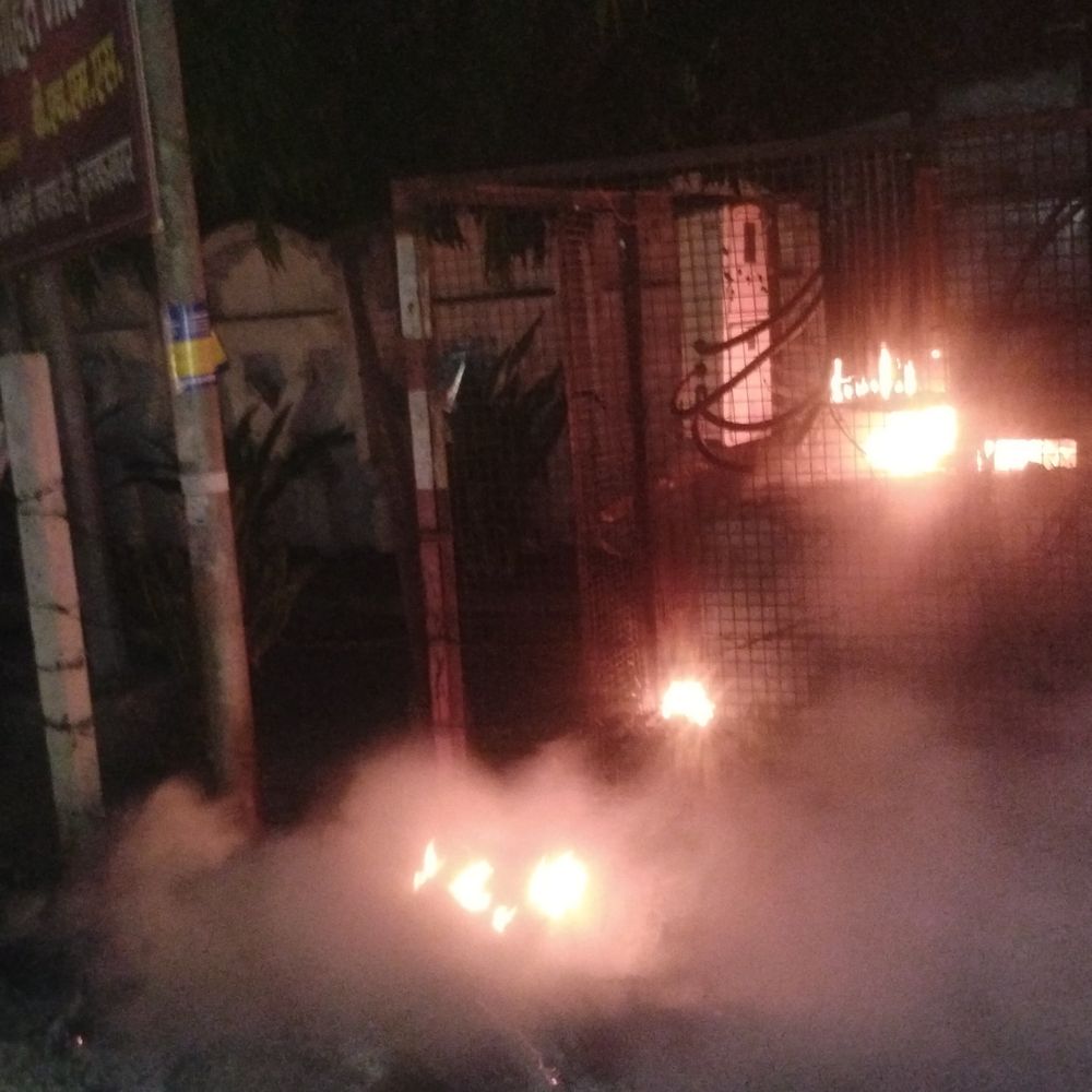 मुज़फ़्फ़रनगर में ट्रांसफॉर्मर में लगी भीषण आग:जानसठ रोड पर देर रात हादसा, इलाके की बिजली ठप