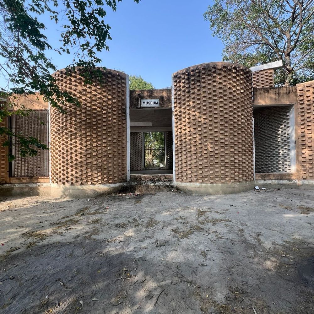 अमोढ़ा म्यूजियम बदहाल, 1.40 करोड़ से बना परिसर उपेक्षित:बस्ती में शहीदों की स्मृति में बना यह स्थल देखरेख के अभाव में उजड़ा