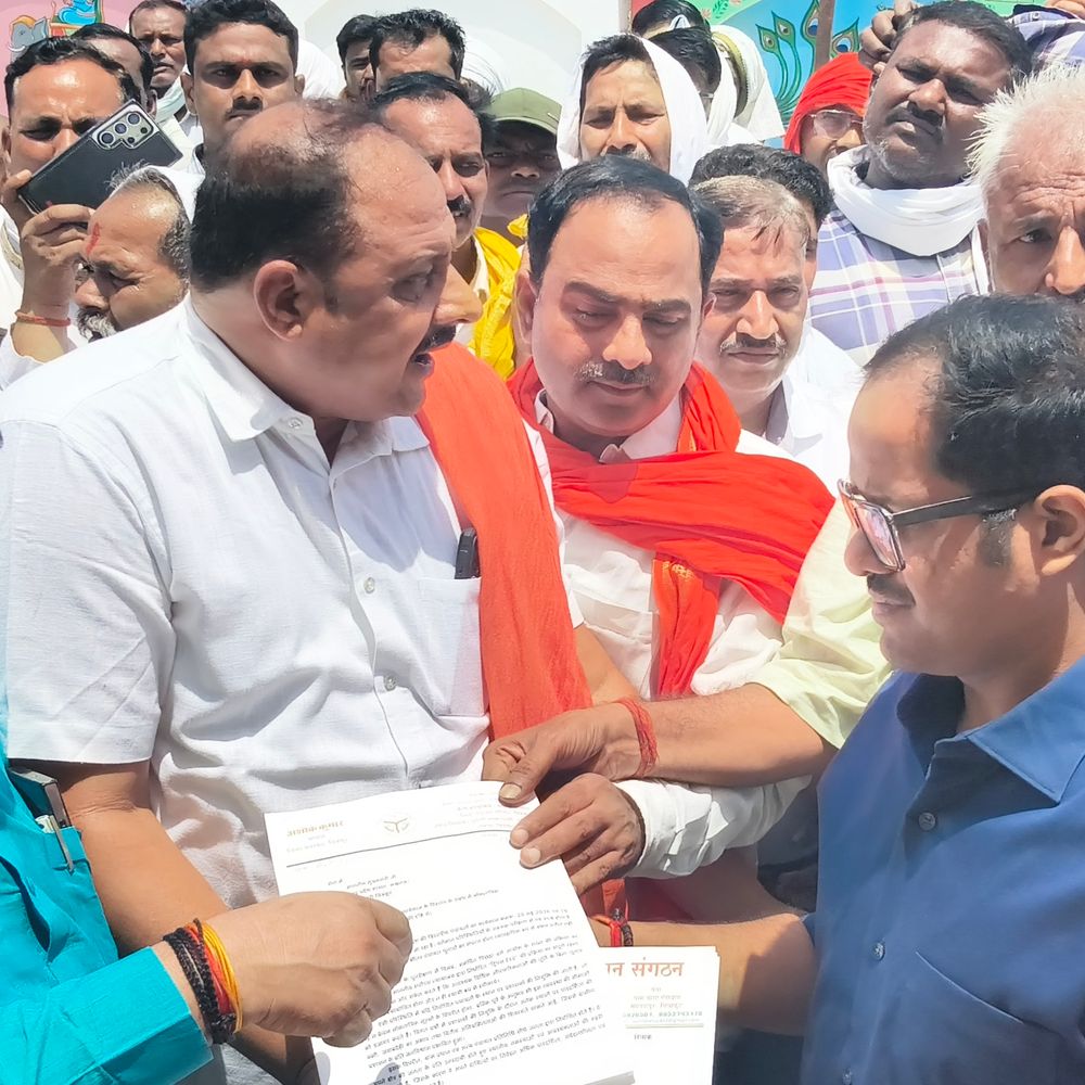 चित्रकूट में प्रधानों का प्रदर्शन, ससमय चुनाव की मांग:कार्यकाल बढ़ाने या समय पर चुनाव कराने को लेकर सौंपा ज्ञापन