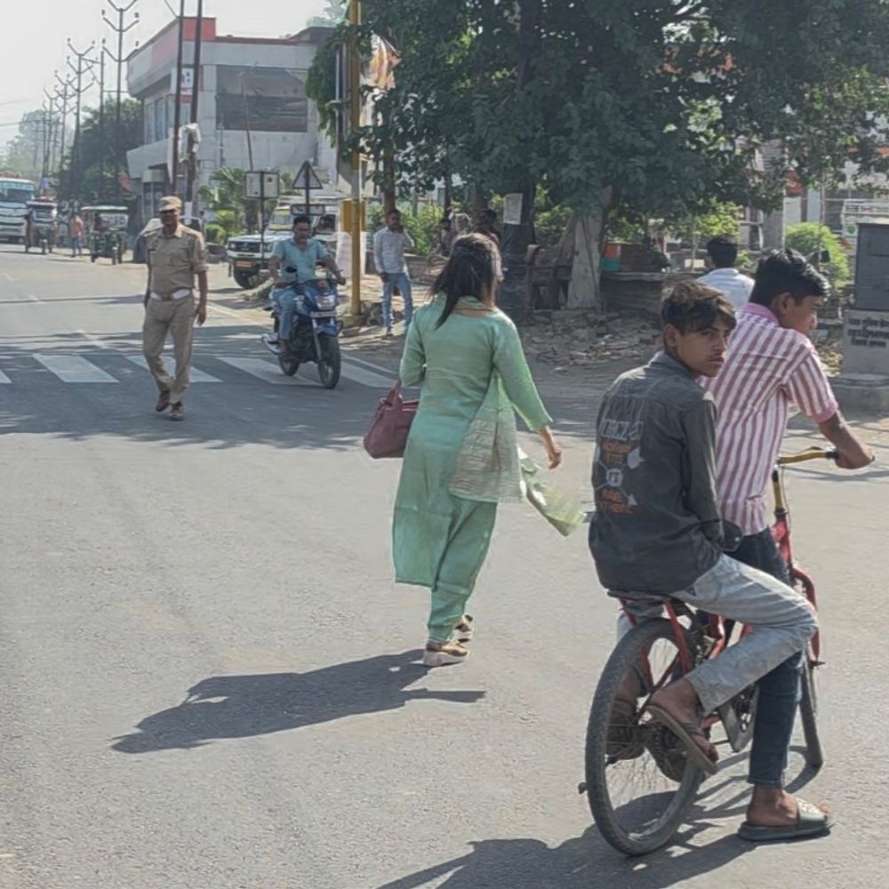 संभल में तापमान 43 डिग्री पार, त्वचा झुलसाने वाली गर्मी:महिलाओं ने सूती कपड़े से चेहरा ढ़का, अस्पतालों में भीड़, शाम को बारिश की संभावना