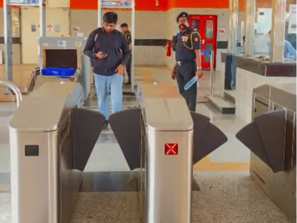 भोपाल-इंदौर मेट्रो में ऑटोमैटिक फेयर कलेक्शन सिस्टम शुरू:टिकट विंडो के सामने अब लाइन नहीं लगेगी; टिकट एवं वॉलेट रिचार्ज पर छूट