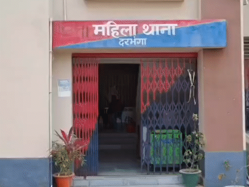 दरभंगा में शादी का झांसा देकर युवती से यौन शोषण:  पुलिस की छापेमारी से रुकी दूसरी शादी, दूल्हा फरार; गिरफ्तारी के लिए छापेमारी जारी – Darbhanga News