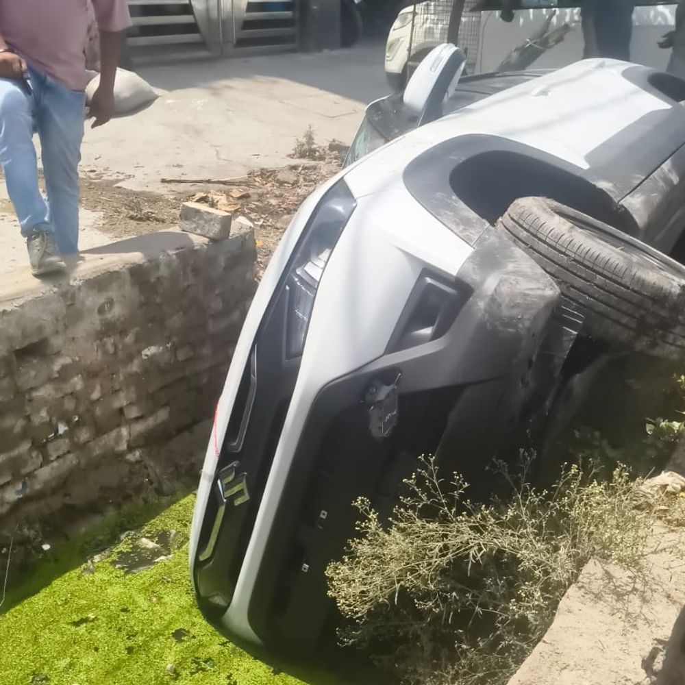 कानपुर में ड्राइविंग सीखते समय कार नाले में गिरी:पति-पत्नी बाल-बाल बचे, स्थानीय लोगों ने निकाला
