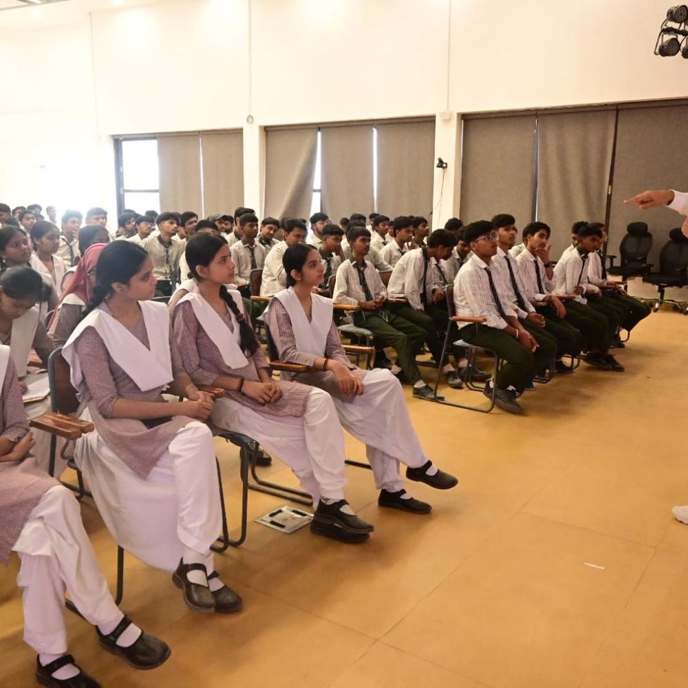 एआई रोजगार के अवसर बढ़ा रहा है:देवरिया में एआई वर्कशॉप का आयोजन, पॉकेट टीचर की तरह काम बताया