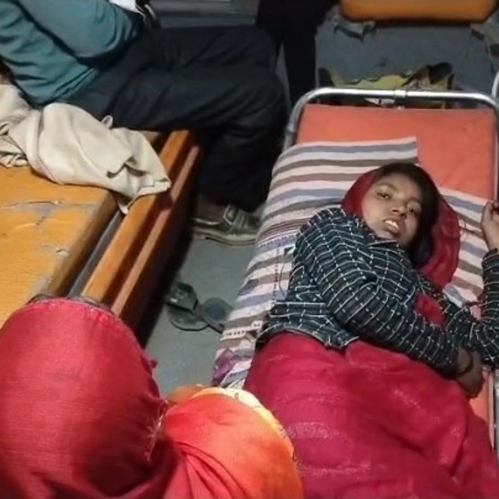 प्रसव पीड़ा से तड़पती महिला, स्वास्थ्य केंद्र पर ताला लगा:  पन्ना में बारिश के बीच परिजन को 27 किमी दूर सलेहा अस्पताल ले जाना पड़ा – Panna News