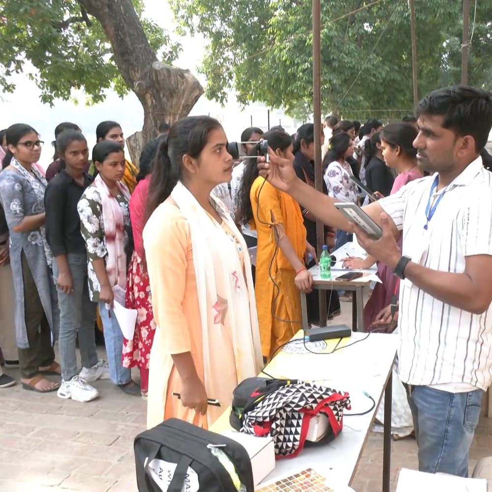 जूते गहने जेवरात उतारकर अभ्यर्थियों को मिल रहा प्रवेश:सीतापुर में होमगार्ड भर्ती परीक्षा का तीसरा दिन, कड़ी सुरक्षा के बीच 5952 अभ्यर्थी देंगे परीक्षा