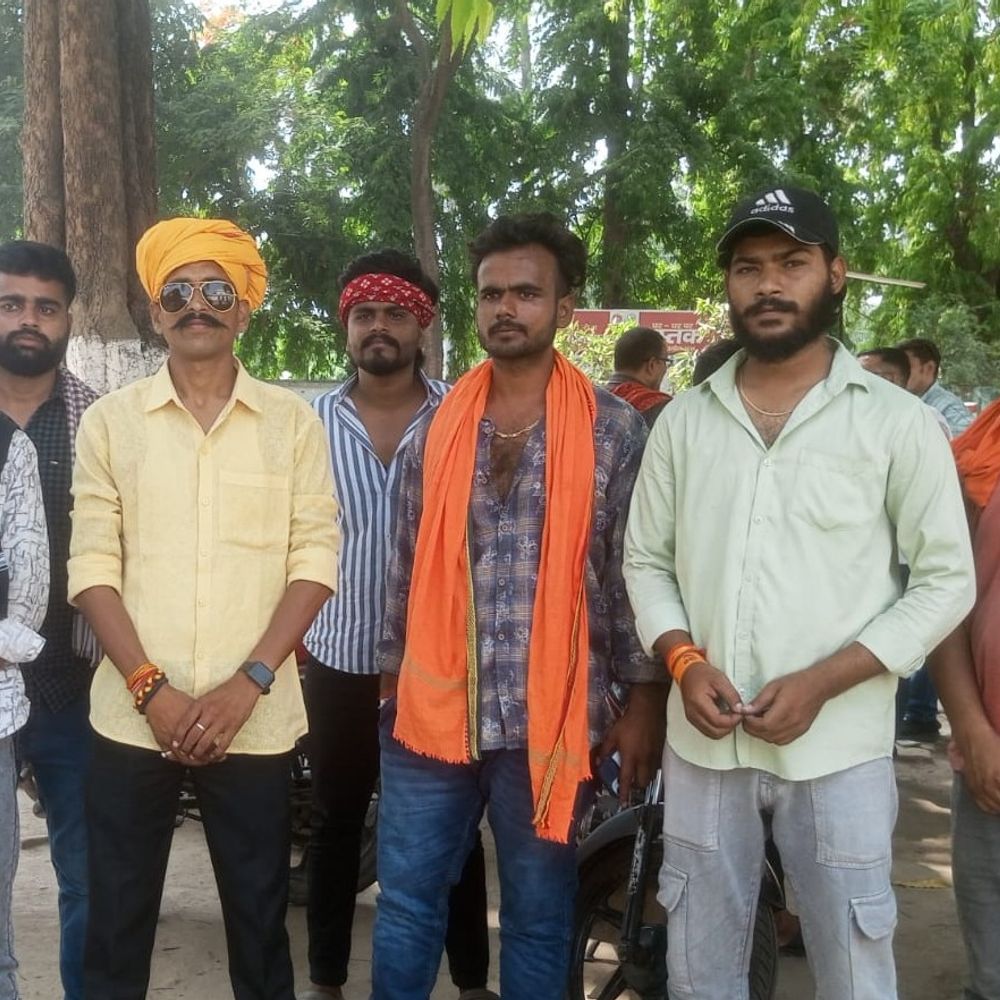 बलिया में गौ-माता को राष्ट्र माता घोषित करने की मांग:छात्र-नौजवानों ने डीएम प्रतिनिधि को सौंपा ज्ञापन