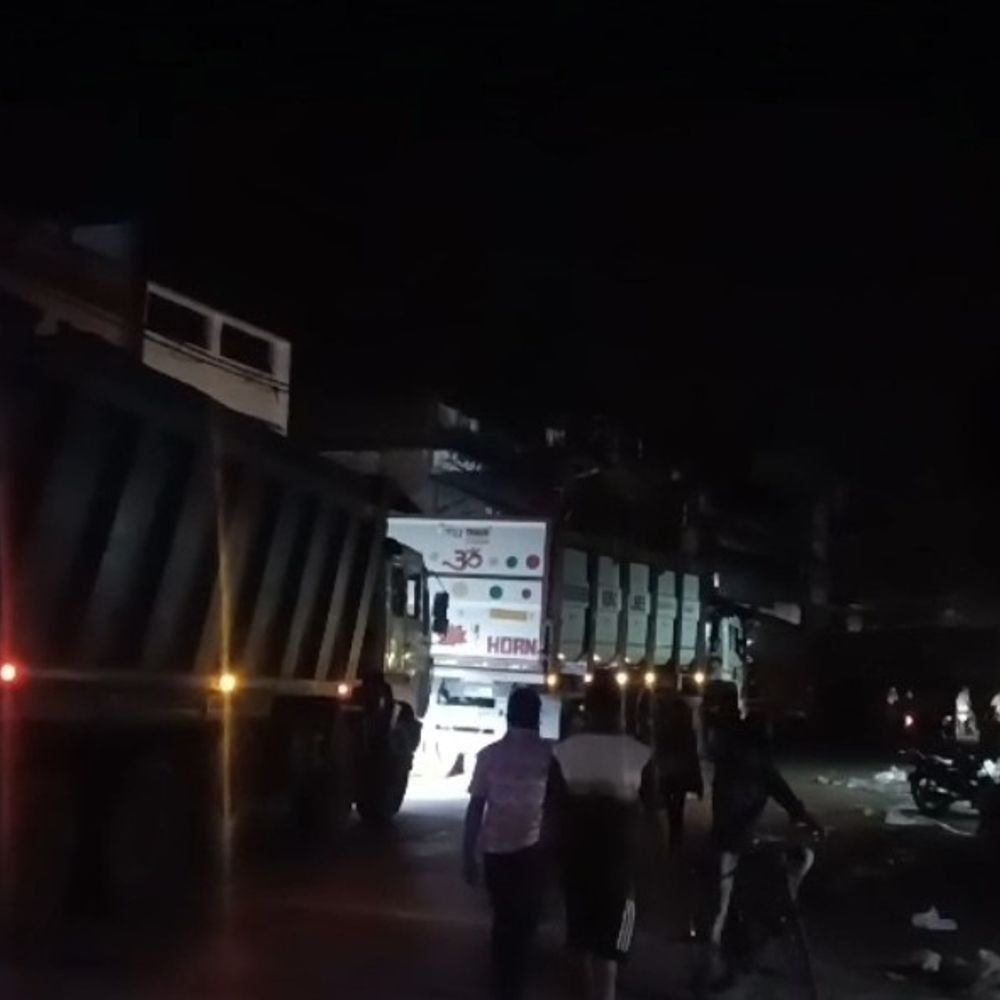 चित्रकूट ओवरब्रिज पर देर रात लगा लंबा जाम:डंपर की लापरवाही ने घंटों तक रोके वाहन