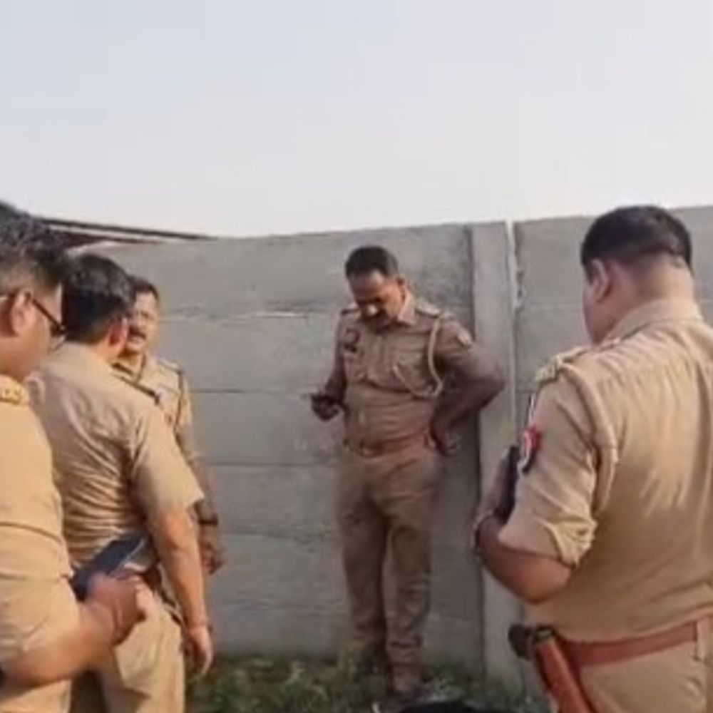 कौशांबी में खेत में महिला का संदिग्ध शव मिला:शिनाख्त के प्रयास जारी, टाटा मोटर्स के पीछे मिली लाश