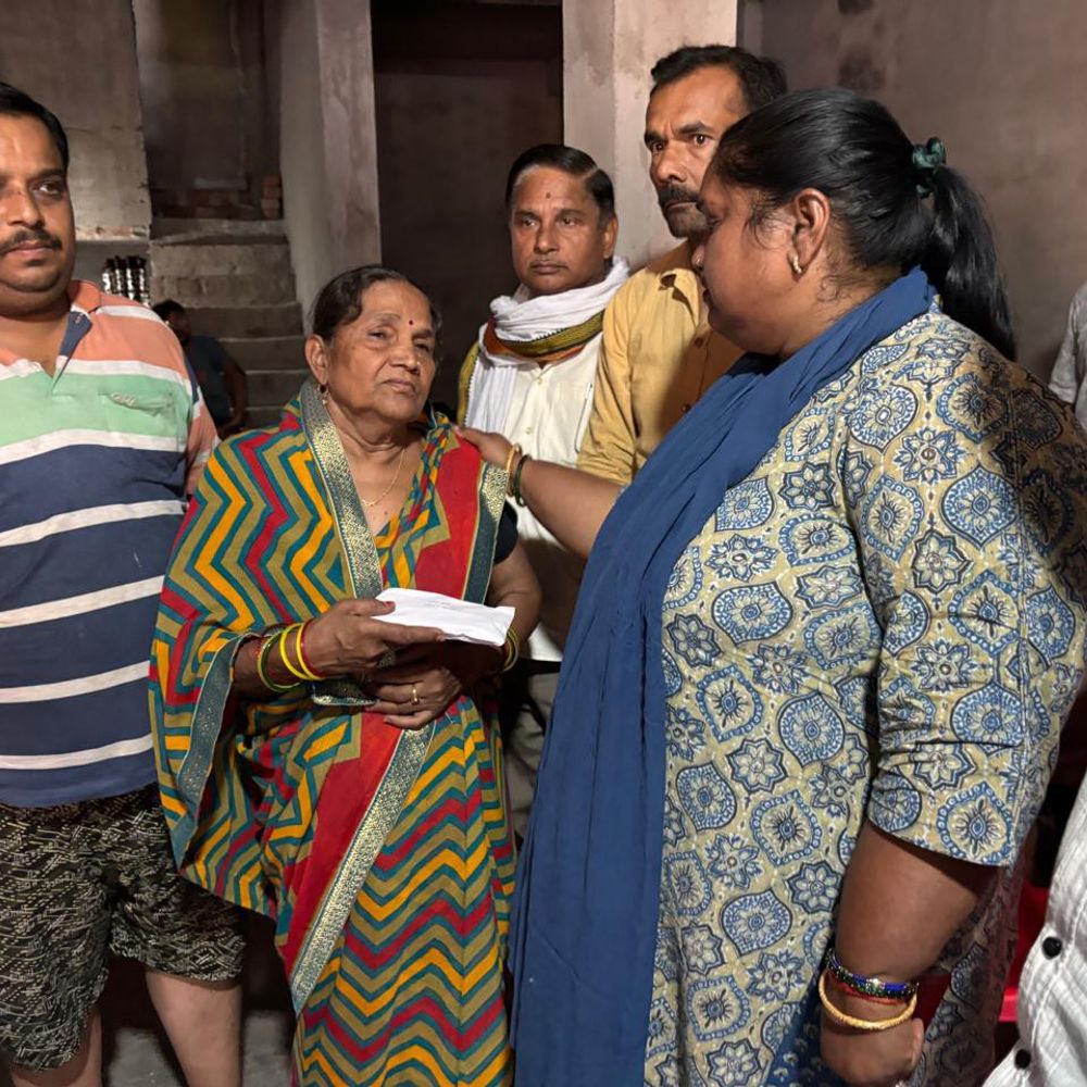 घाटमपुर अग्निकांड पीड़ित परिवार से मिलीं विधायक:51 हजार की आर्थिक मदद दी, हरसंभव सहायता का दिया भरोसा