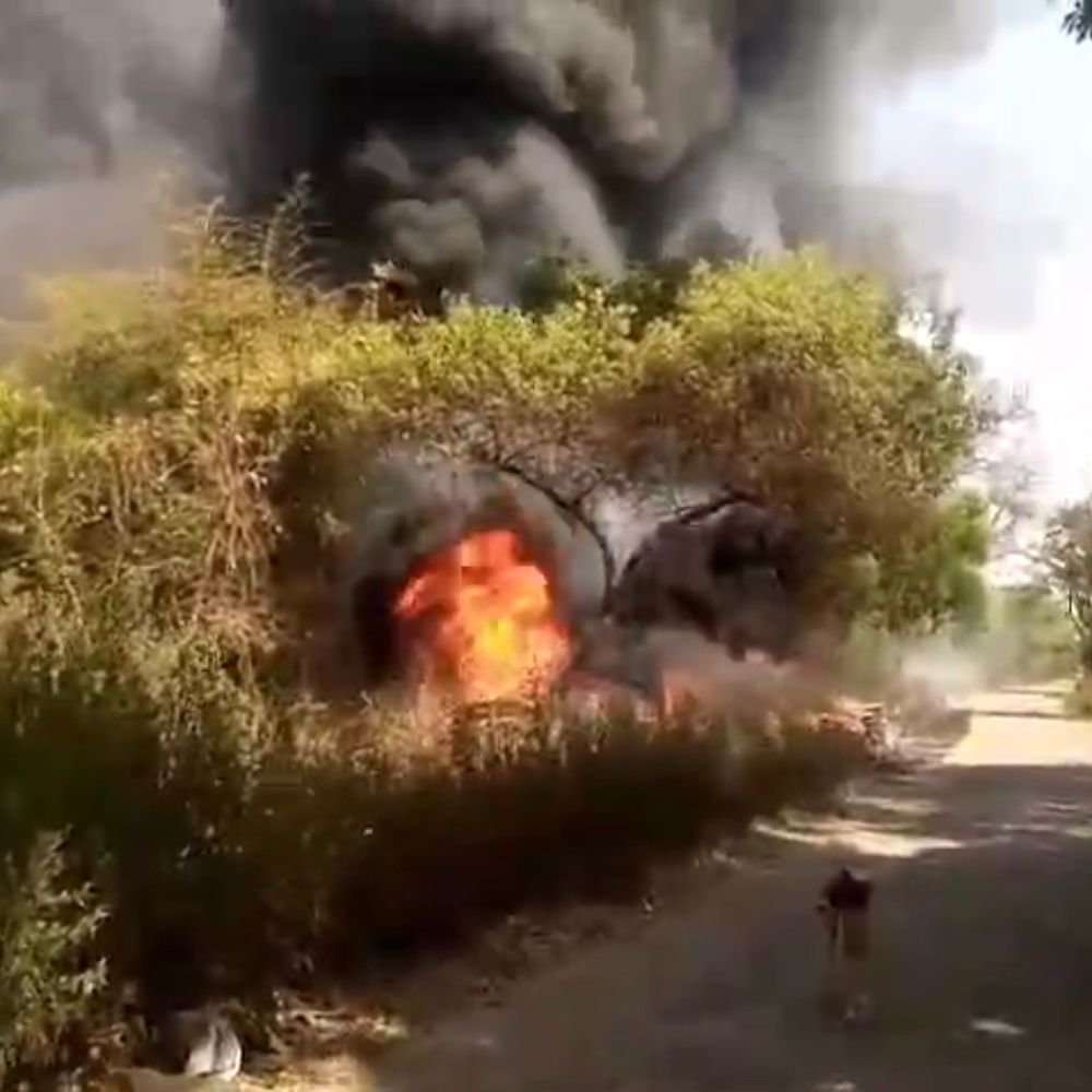 बिजनौर गोदाम में भीषण आग, 80 लाख का सामान राख:जल-जीवन मिशन के उपकरण जले, दमकल ने आग पर पाया काबू