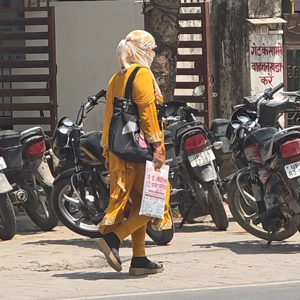 गोंडा में 3 डिग्री तापमान गिरा, गर्मी बरकार:नपा गाड़ियों से रोड्स पर पानी छिड़काव, कार्यालयों में ORS कॉर्नर बनाने के निर्देश