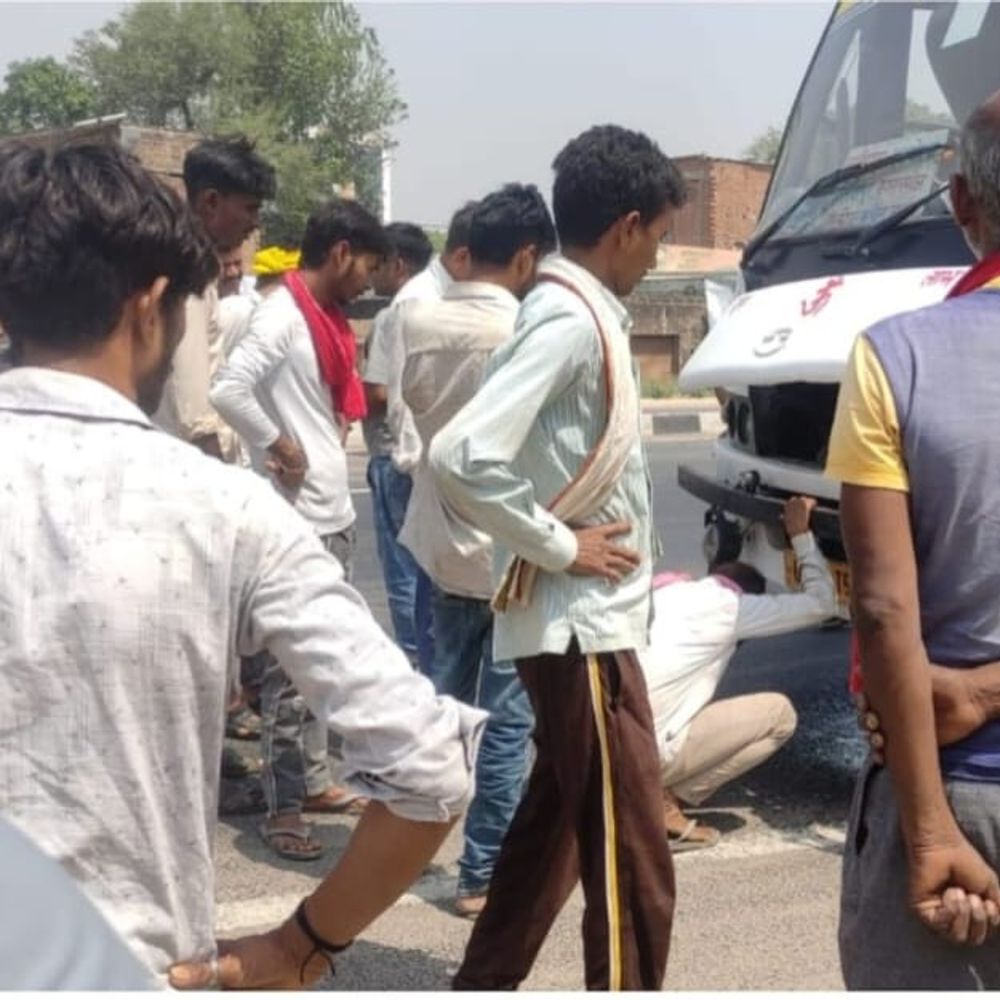 अयोध्या में चलती बस में शॉर्ट सर्किट से आग:यात्रियों में अफरा-तफरी, ड्राइवर की सूझबूझ से टला बड़ा हादसा, वीडियो वायरल