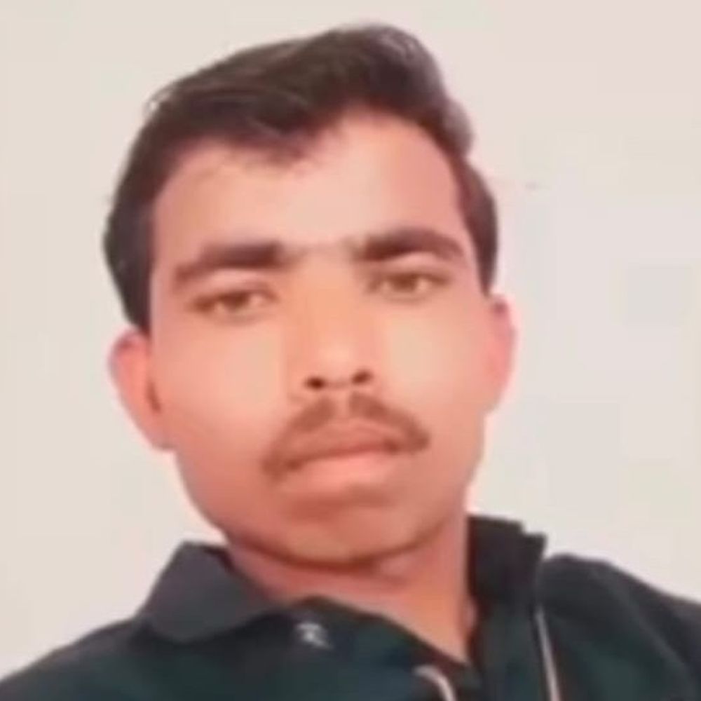 मैनपुरी में ट्रैक्टर ट्रॉली से दबकर युवक की मौत:भूसा भरते समय हुआ हादसा, ट्रैक्टर से पैर फिसलने के कारण गई जान