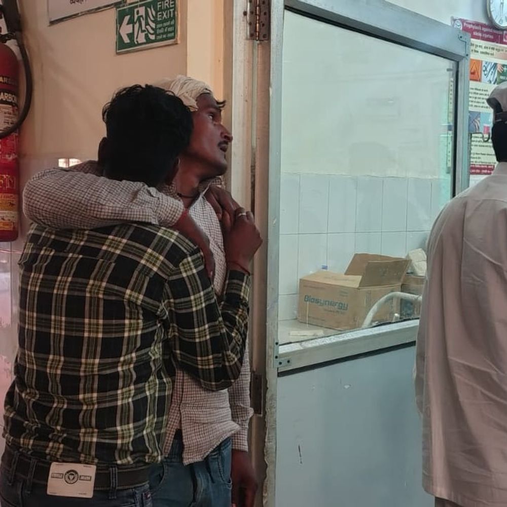 तेज रफ्तार वाहन की टक्कर से ग्रामीण की मौत:बाइक पर बैठा साथी घायल, जिला अस्पताल में कराया भर्ती