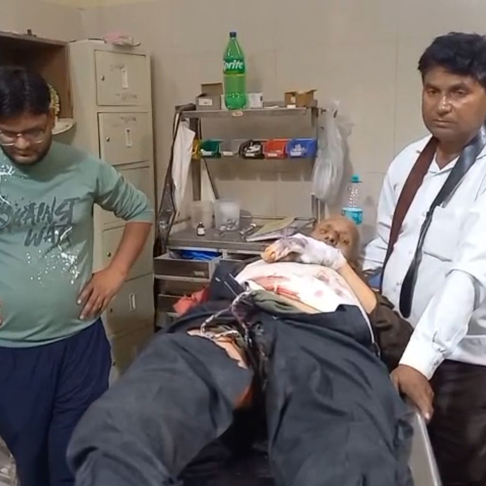 फिरोजाबाद में में सवारी ऑटो पलटा:एक ही परिवार के 4 लोग घायल; ट्रामा सेंटर में भर्ती, भीकनपुर से हवीपुर जा रहे थे