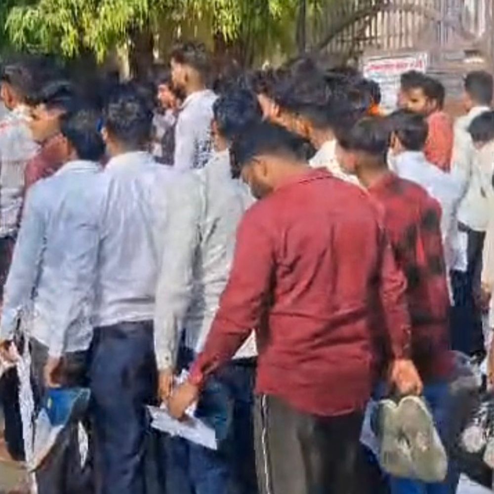 बदायूं में होमगार्ड भर्ती परीक्षा शुरू:15 केंद्रों पर कड़ी सुरक्षा के बीच हजारों अभ्यर्थी शामिल