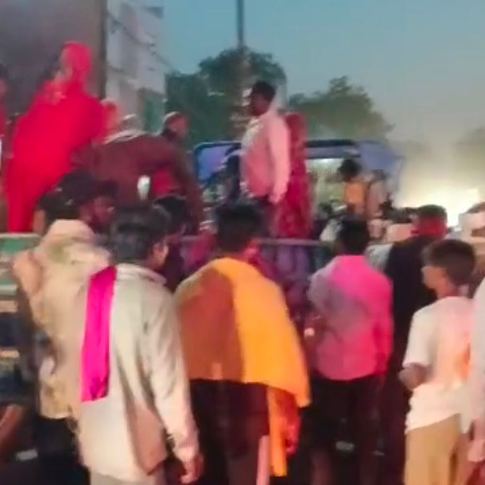 ललितपुर में शव रखकर प्रदर्शन करने वालों पर मुकदमा दर्ज:17 नामजद सहित 117 पर FIR, युवक की मौत के बाद सड़क जाम करने पर कार्रवाई