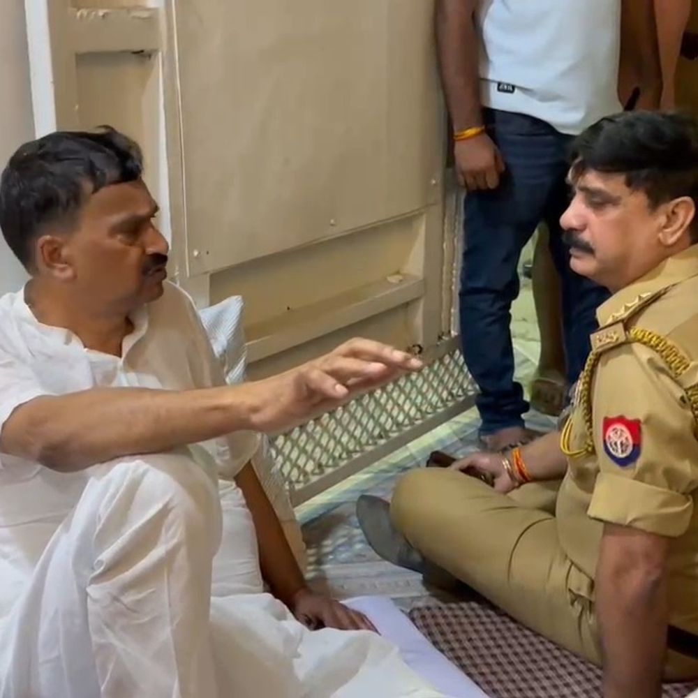 कांग्रेस-सांसद राकेश राठौर हाउस अरेस्ट के विरोध में अनशन पर:गाजीपुर जाने से रोका, 11 घंटे से आवास के बाहर धरना जारी,पुलिस फोर्स तैनात