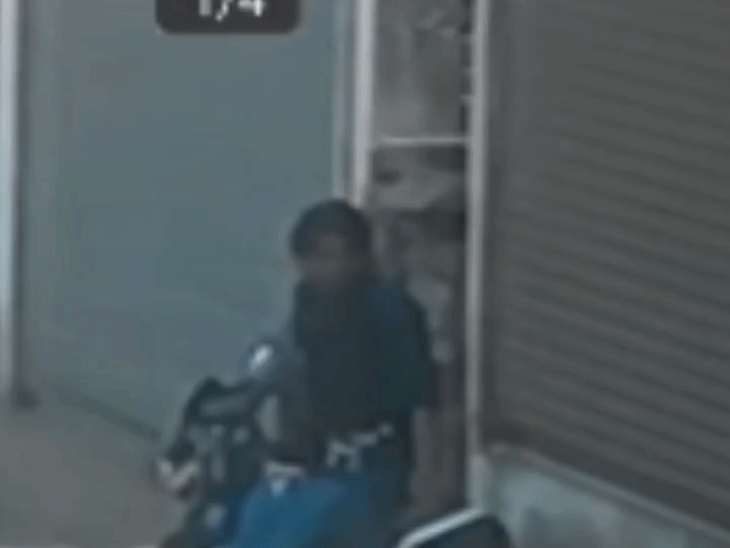 पांच सेकंड में तोड़ा लॉक, बाइक चोरी का वीडियो:रायसेन में घर के बाहर खड़ी स्प्लेंडर चुराकर भाग रहा था, लोगों ने पकड़कर पीटा